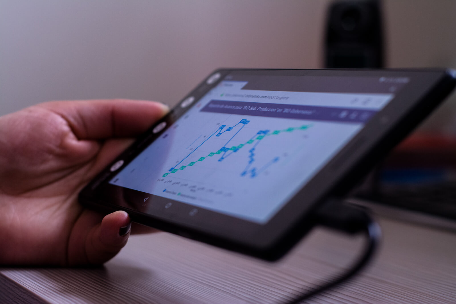 Estadisticas en tablet con mano de mujer