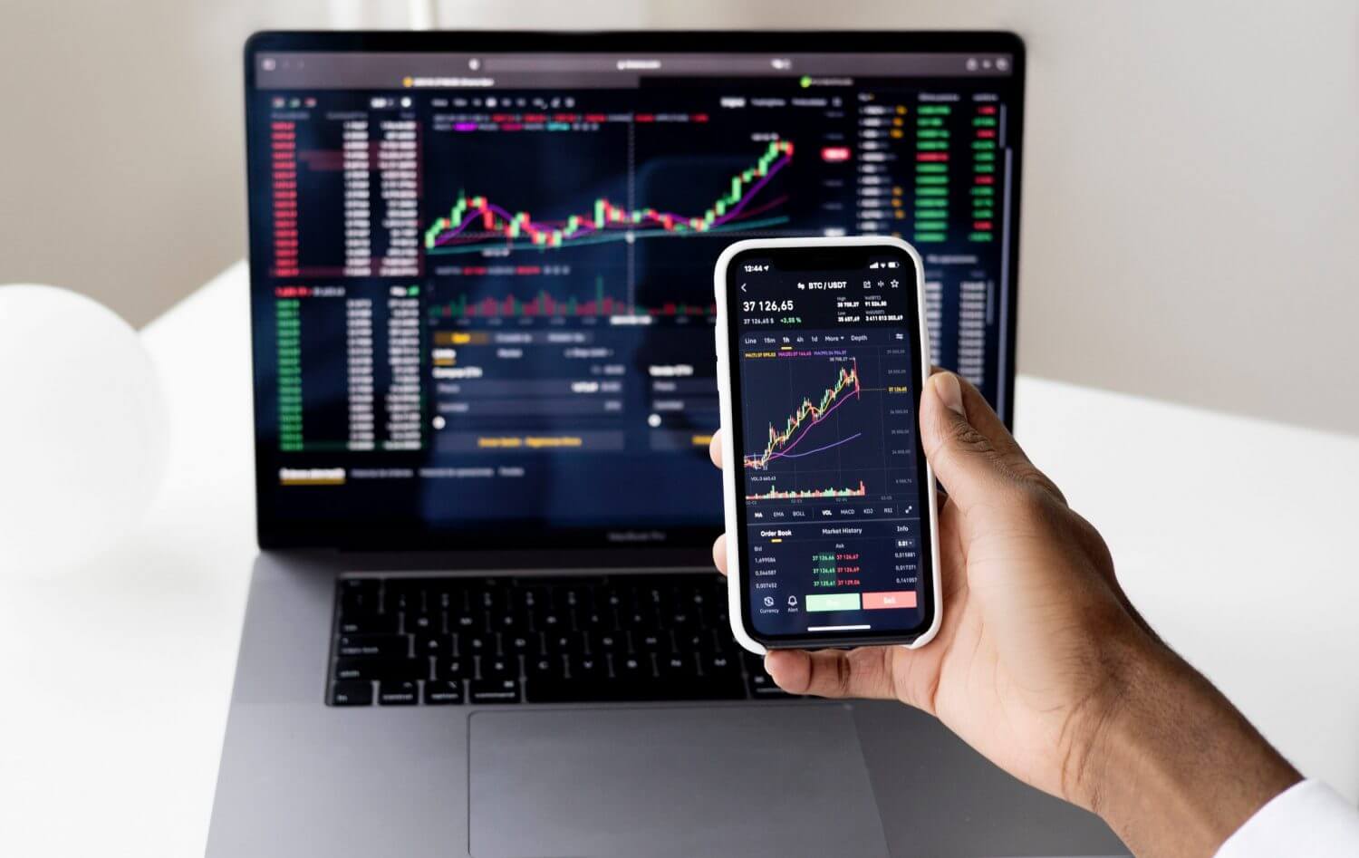 Computador y telefono con datos estadisticos de diferentes color