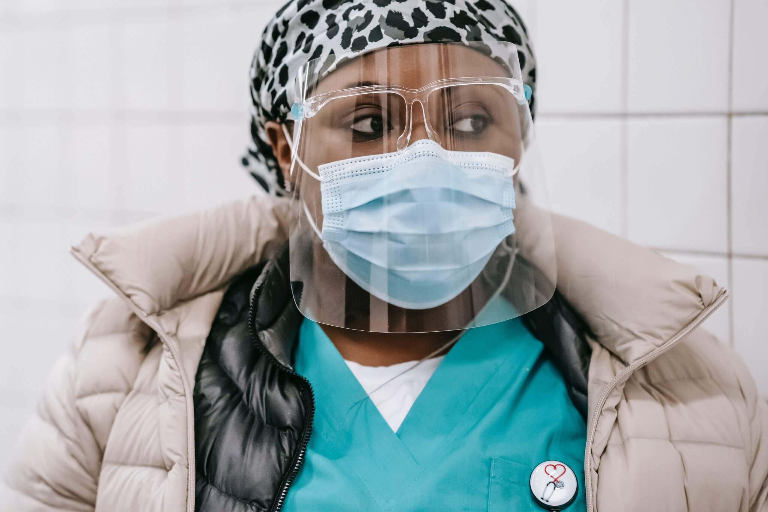 Trabajadora de la salud con tapabocas