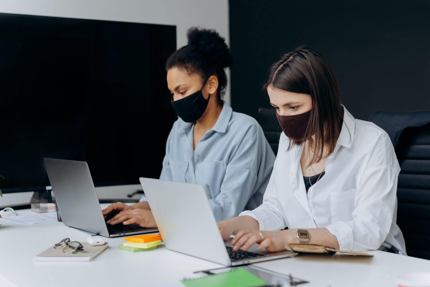 mujeres trabajando con tapabocas