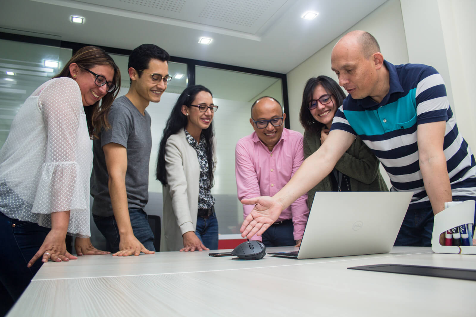 equipo de trabajo frente a computador felices