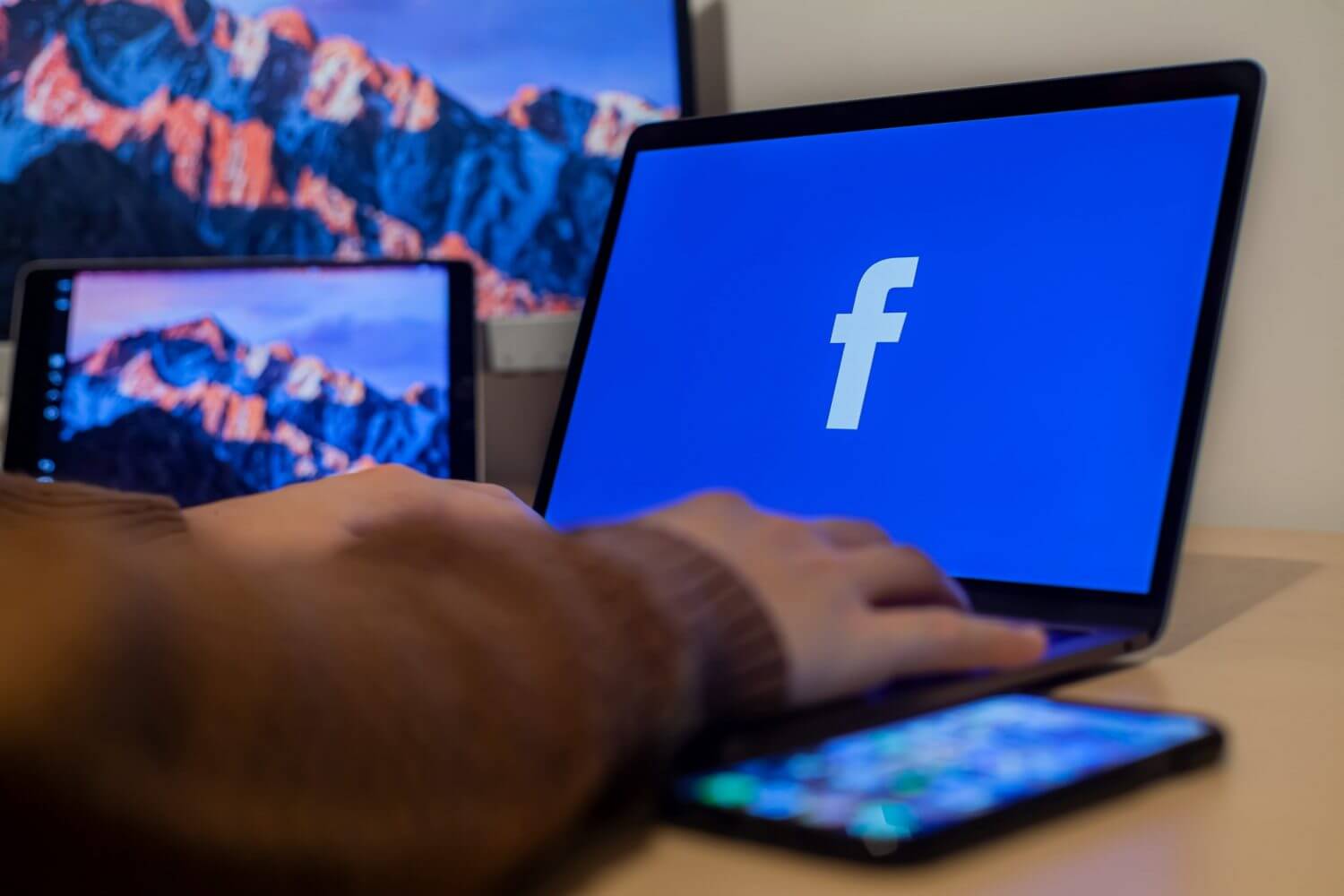 Computador con logo de facebook azul
