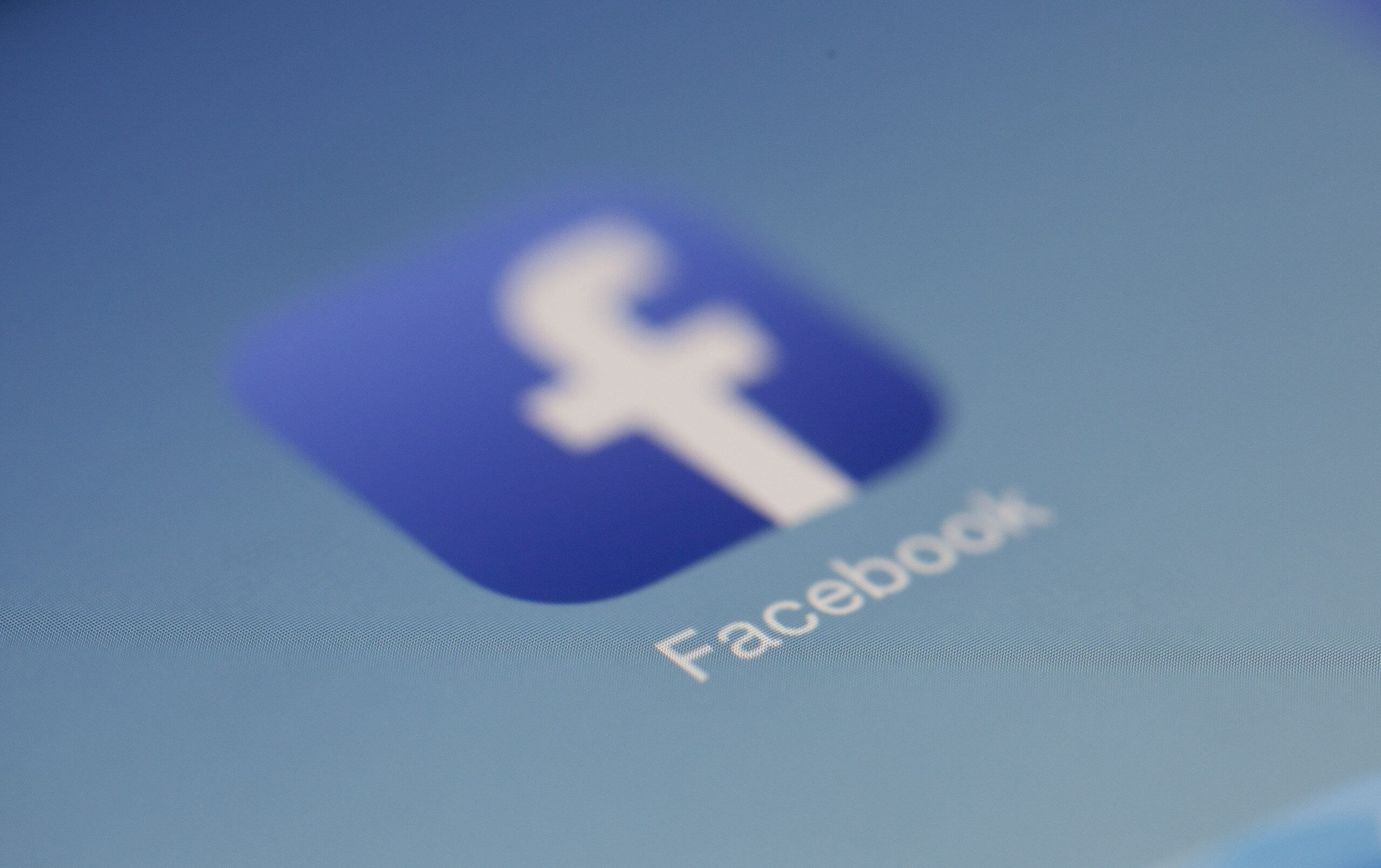 aplicacion de facebook en pantalla digital