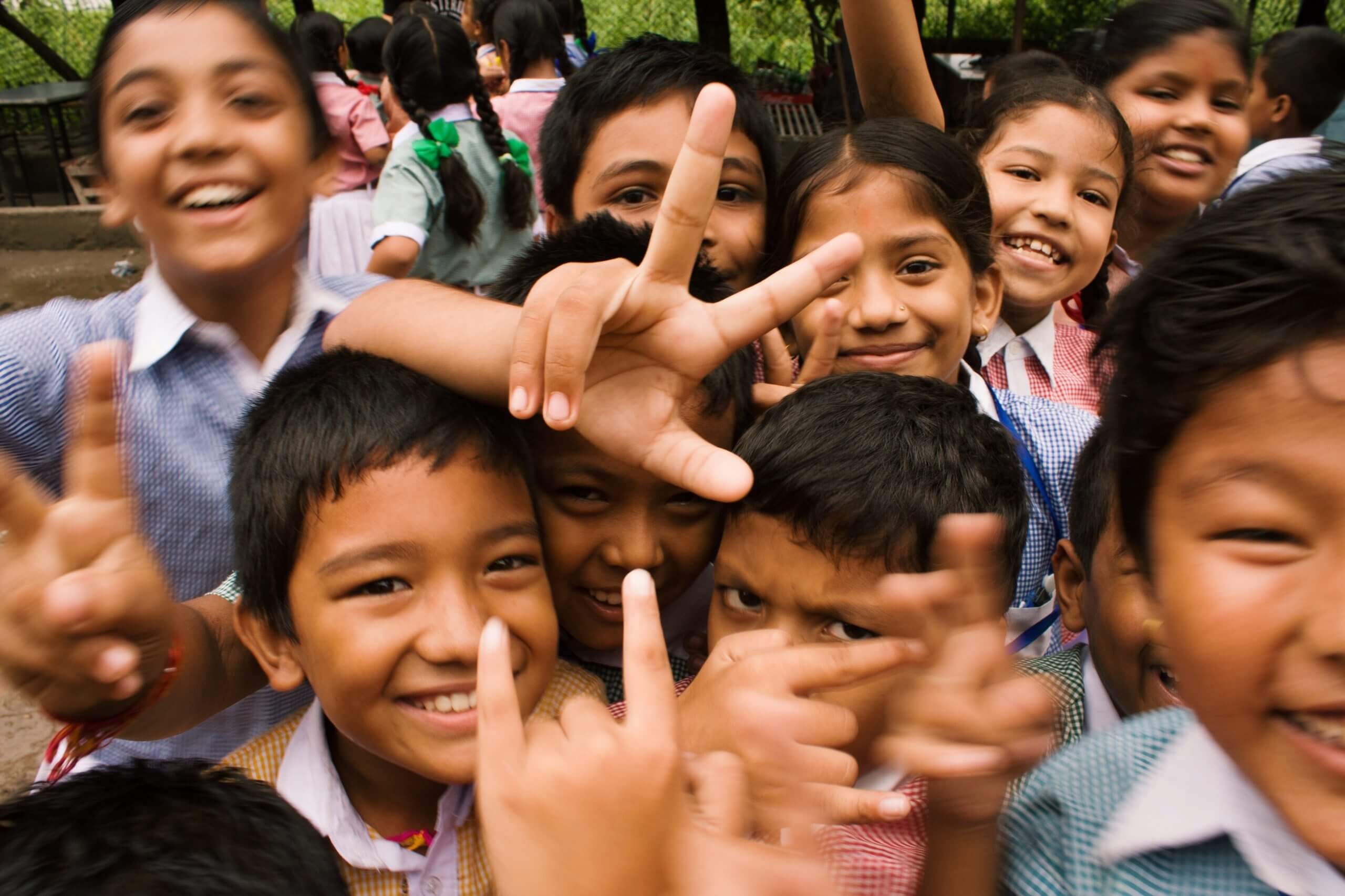 niños de colegio felices