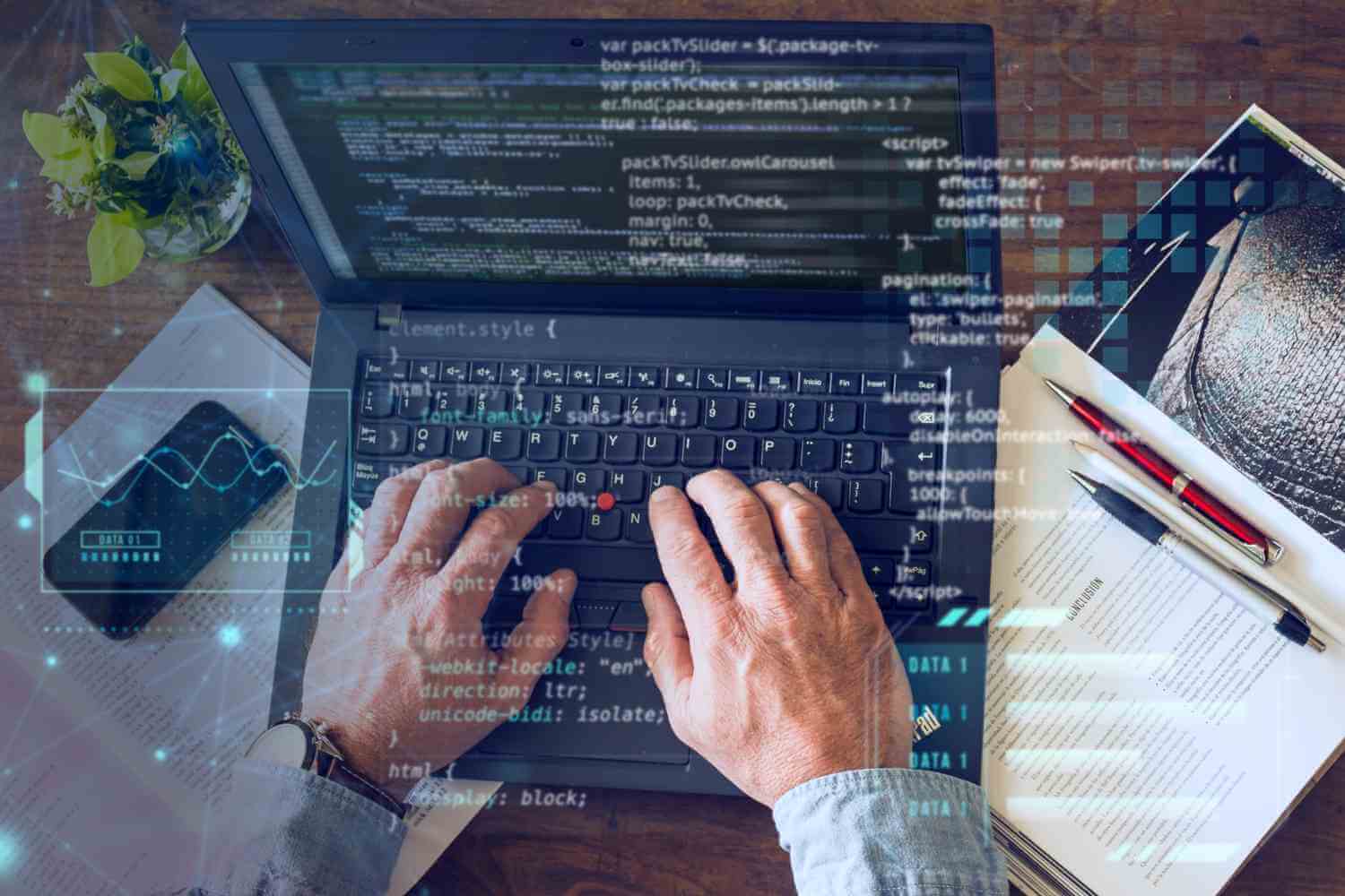 Manos sobre computador y codigo