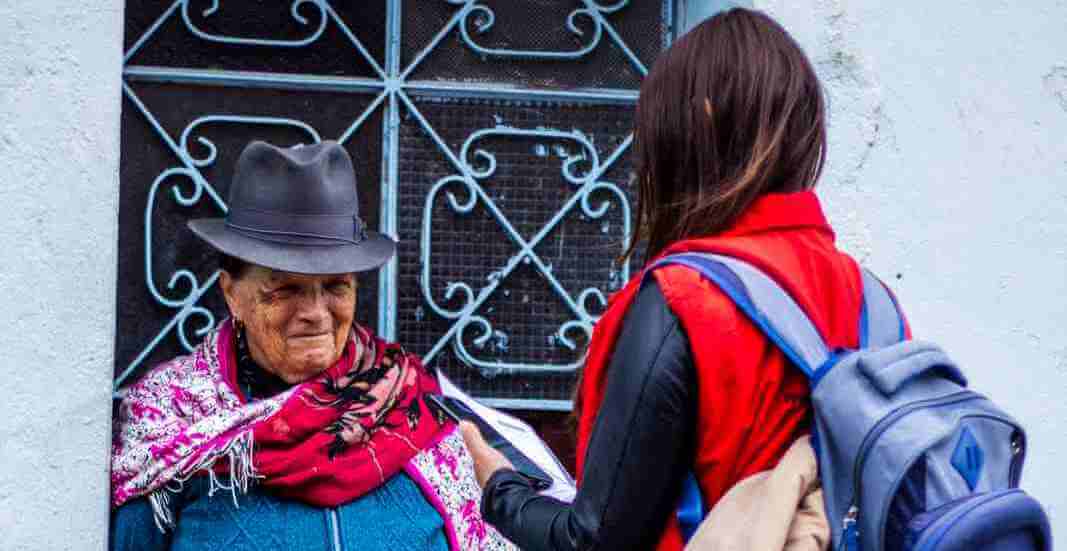 Recolección de datos a mujer campesina